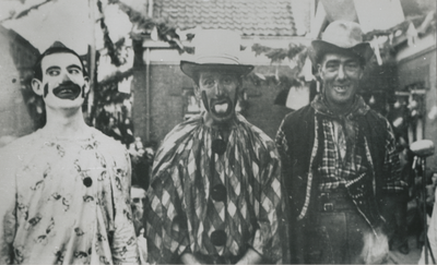 876997 Groepsportret van deelnemers aan een bevrijdingsfeest op de Kroonstraat / Kroonhof in Wijk C te Utrecht. Met ...